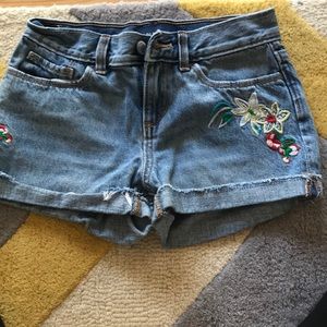 Embroiders denim shorts